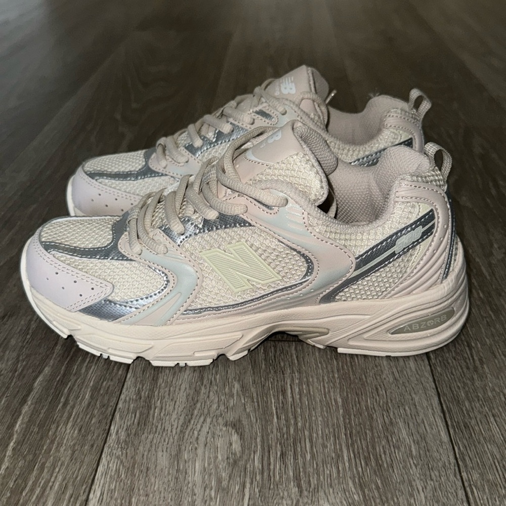 New Balance 530 women’s size 7.5. Brand new, never worn.
